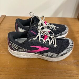 New Balance Women’s Divide Sneakers. Size 7
